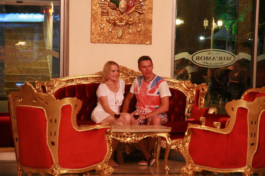 Golden Sunset Hotel&Spa Kemer Exterior photo A couple at a restaurant in Pattaya, Thailand